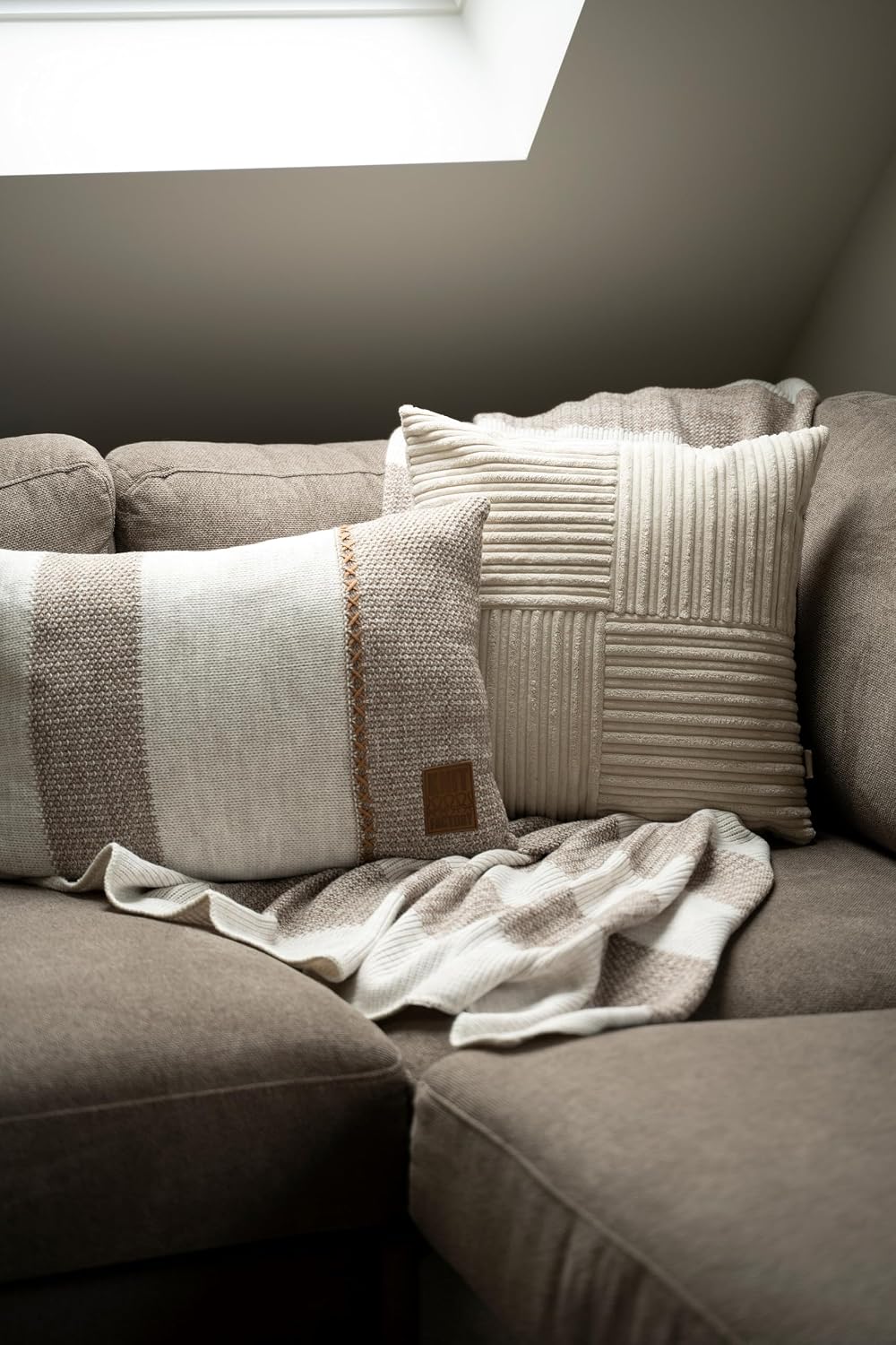 KNIT FACTORY - Roxx Dekokissen - Sofakissen - Kissenhülle mit Kissenfüllung - Kissen 60x40 - Beige/M