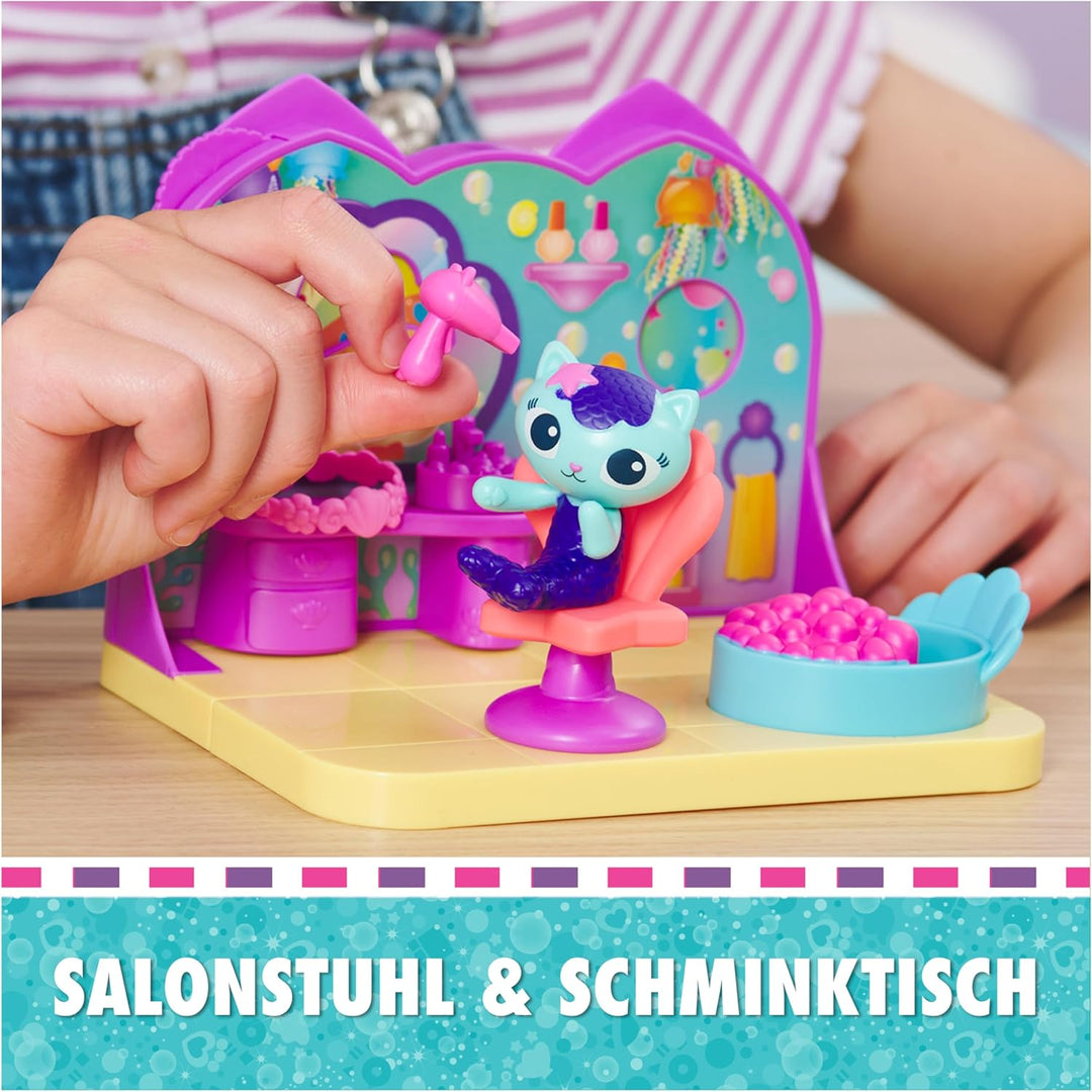 DREAMWORKS GABBY'S DOLLHOUSE - Deluxe Room Spielset,Wellness Raum mit Meerkätzchen (engl. MerCat), M