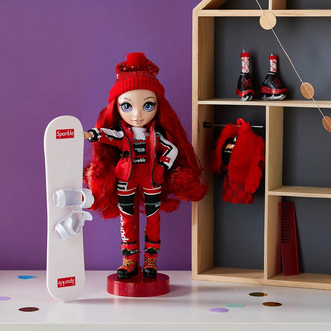 Rainbow High Winter Break Ruby Anderson - Rote Modepuppe mit 2 Outfits, Skiausrüstung und Puppenstän