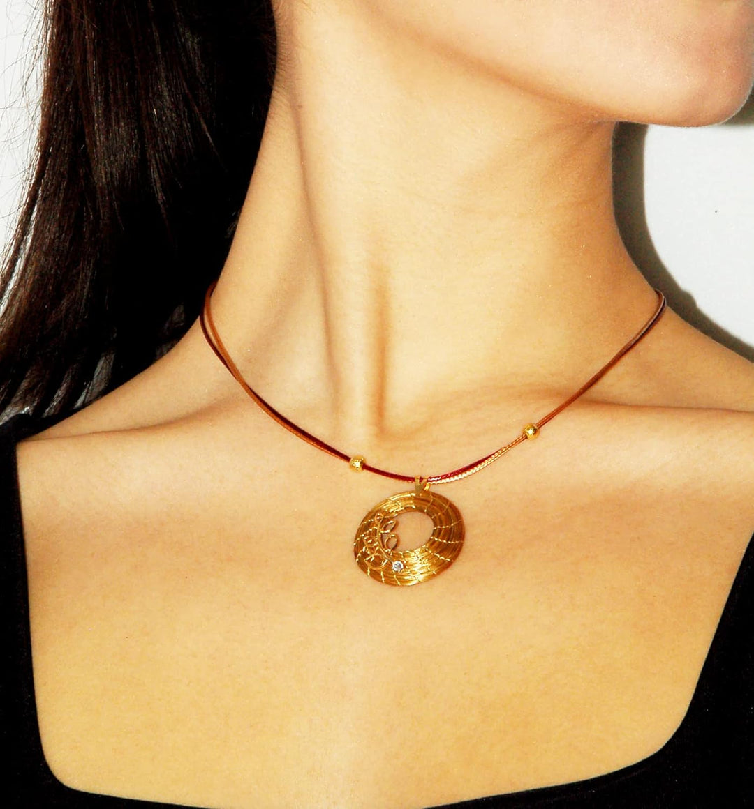 VERA NAVARRO - Halskette mit Goldenem Offenem Mandala-Anhänger aus Pflanzlichem Gold Ø 30 mm - Doppe