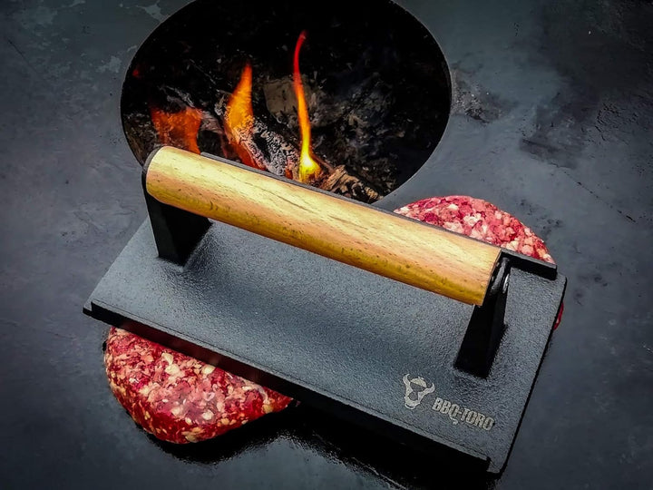 BBQ-Toro 4er Set Gusseisen Fleischbeschwerer 1 kg | 21 x 11 cm | Burger Grillgewicht mit Holzgriff,