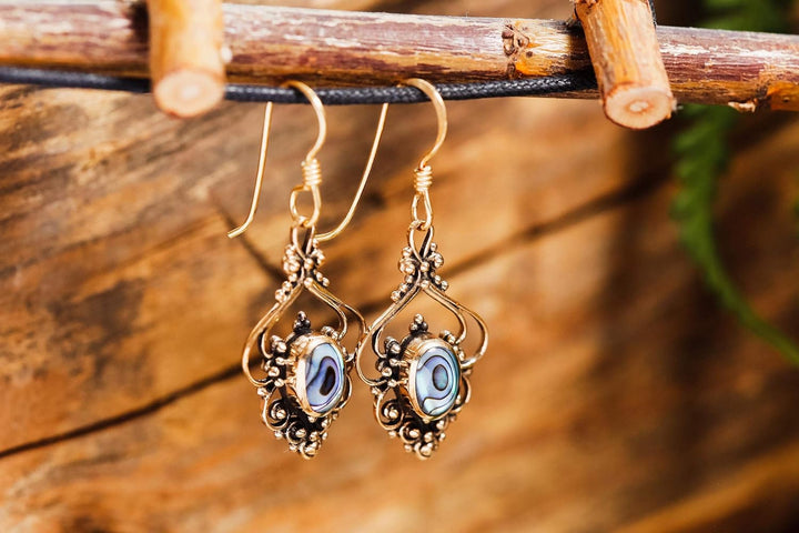 WINDALF Bohemia Ohrschmuck SALIA 5 cm Pauamuschel mit Blumen-Ornamentik Ohrhänger Bronze