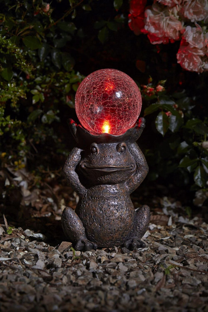 Solarbetriebener Frosch als Gartendekoration