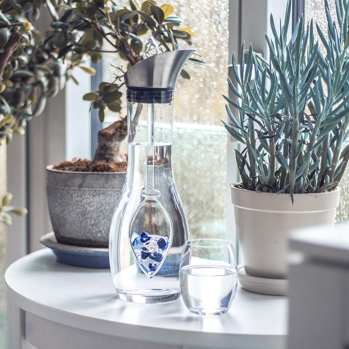VitaJuwel Balance Edelsteinwasserset für Zuhause (Karaffe Era & Phiole) mit Sodalith, Chalcedon & Be