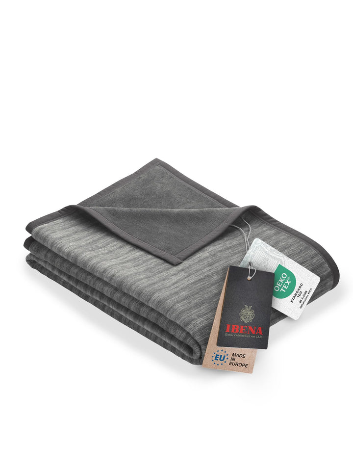Ibena Fano Kuscheldecke 150x200 cm – Wohndecke grau hellgrau, tolle Wendedecke aus hochwertiger Baum