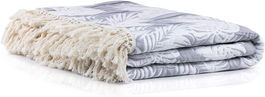 DecoKing 64344 220x240 cm Tagesdecke Jaquard mit Fransen Palmenblätter Monstera weiss grau zweiseiti