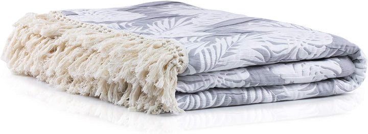 DecoKing 64344 220x240 cm Tagesdecke Jaquard mit Fransen Palmenblätter Monstera weiss grau zweiseiti