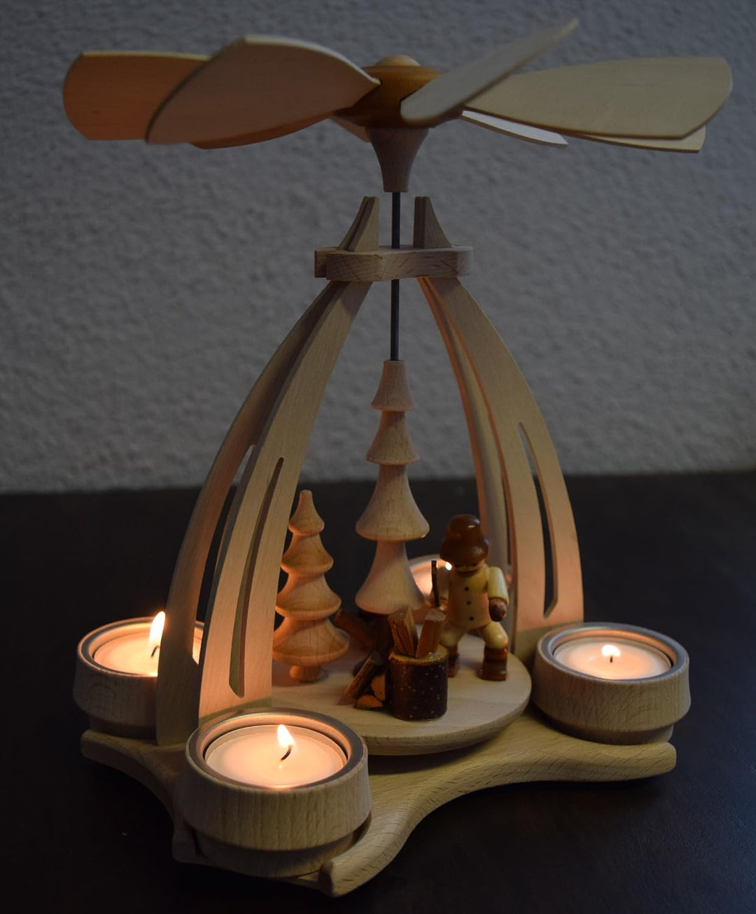 Dekohelden24 Tisch-Pyramide aus Buchenholz Waldarbeiter mit Säge, ca. 24 cm, Waldarbeiter mit Säge