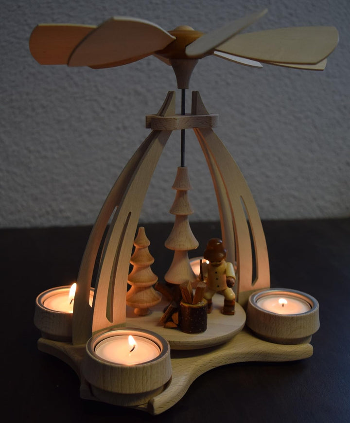 Dekohelden24 Tisch-Pyramide aus Buchenholz Waldarbeiter mit Säge, ca. 24 cm, Waldarbeiter mit Säge