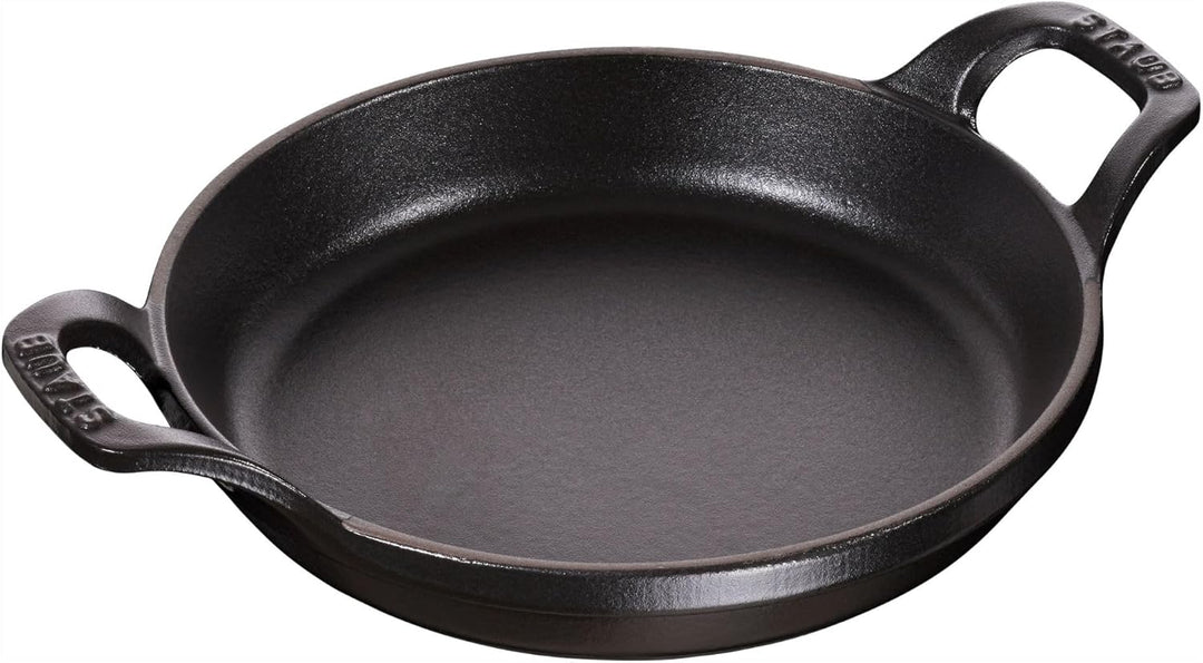 Staub 1302023 stapelbare Auflaufform, rund 20 cm, 0,75 L mit mattschwarzer Emaillierung im Inneren d