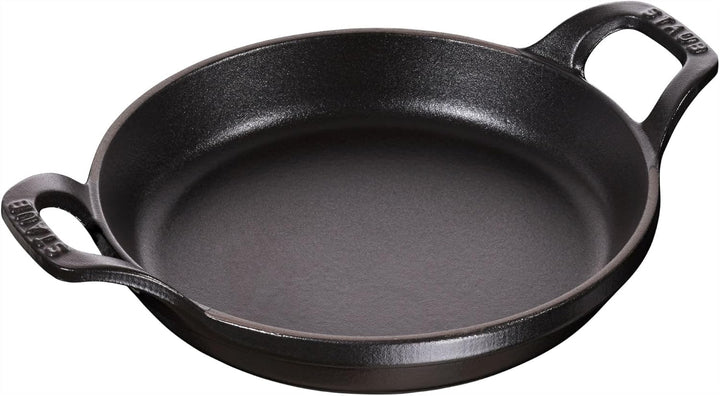 Staub 1302023 stapelbare Auflaufform, rund 20 cm, 0,75 L mit mattschwarzer Emaillierung im Inneren d