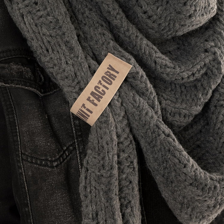 KNIT FACTORY - Dreiecksschal Sally - Damen Strickschal mit Wolle - Grob gestrickten Schal - Hochwert