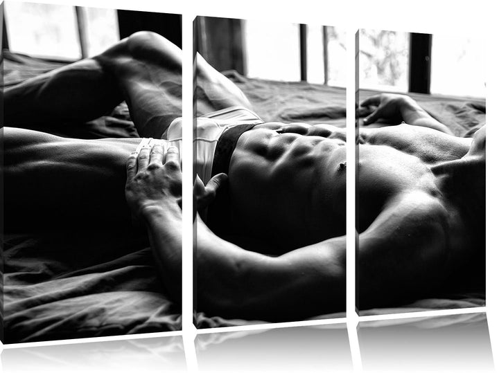 Pixxprint Muskulöser Mann im Bett Kunst B&W 3-Teiler Leinwandbild 120x80 Bild auf Leinwand