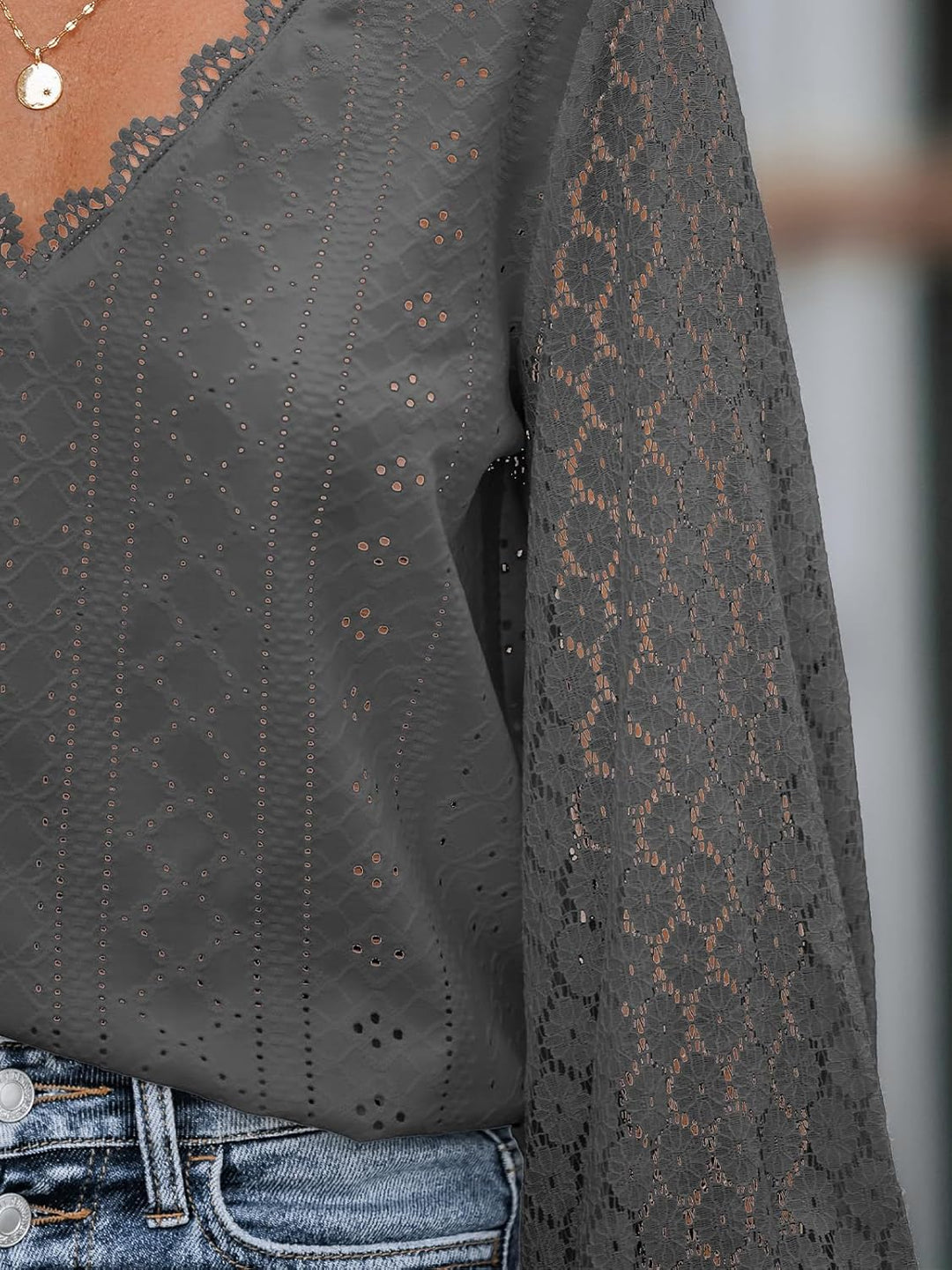 CUPSHE Damen Blusen mit V Ausschnitt, überbackener Spitze, Lange Spitzenärmel, gebänderte Manschette
