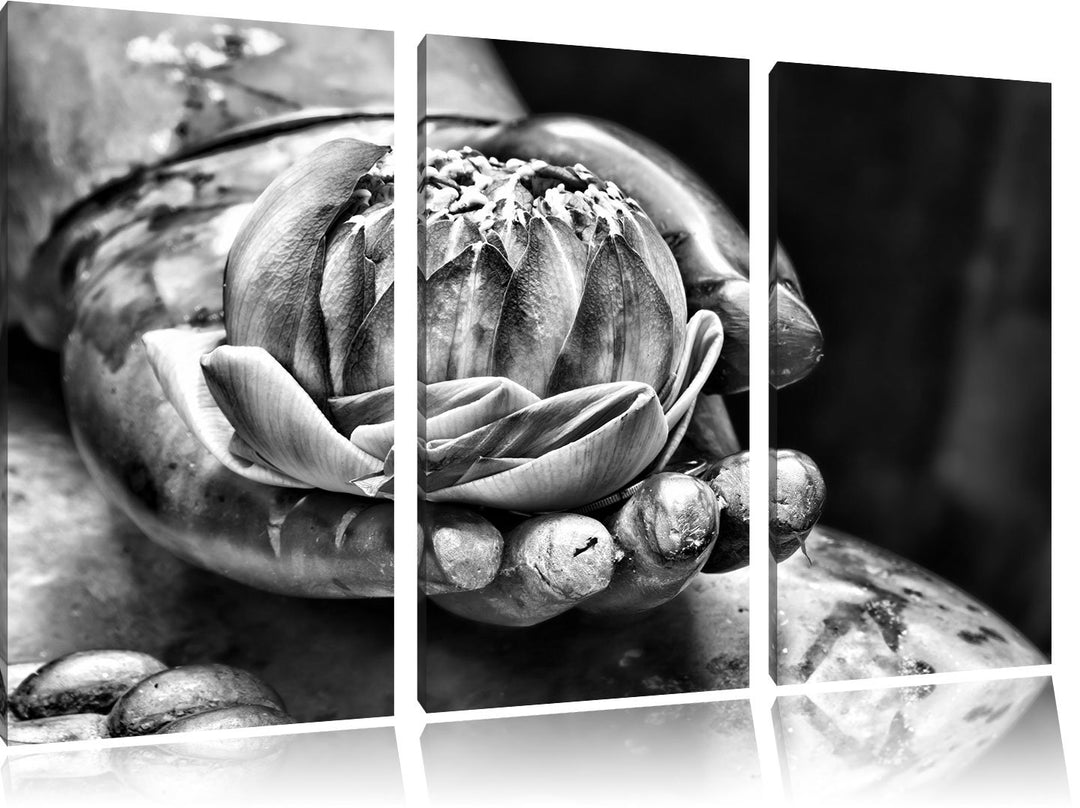 Pixxprint Lotus auf der Hand eines Buddhas als Leinwandbild/Grösse: 3 Teilig (120x80) cm/Wandbild/Ku