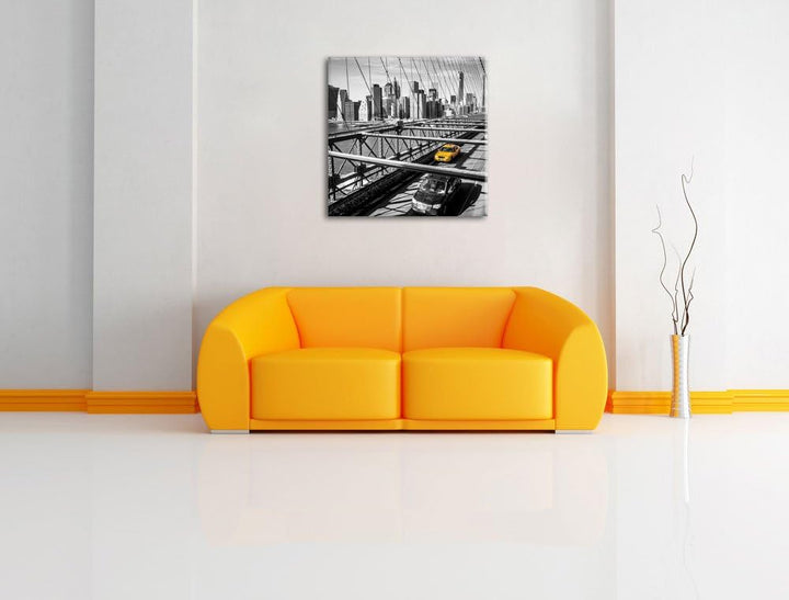 Pixxprint Gelbes Taxi in New York auf Brücke, Format: 70x70 auf Leinwand, 70x70