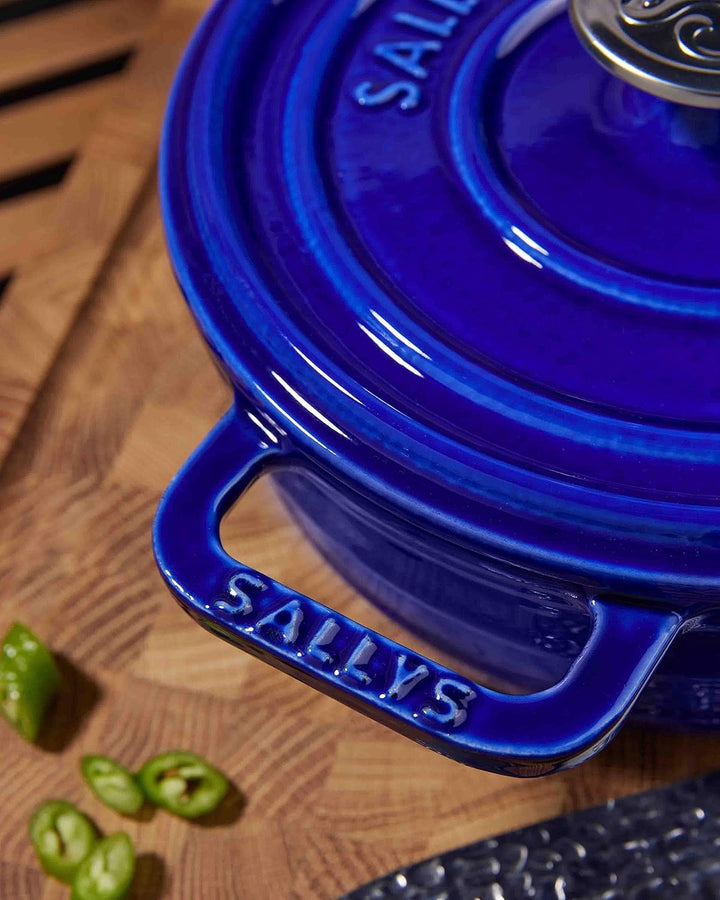 Sallys Medium Gourmet Gusseisentopf mit Deckel, emaillierte Beschichtung, Für alle Herdarten, ofenfe