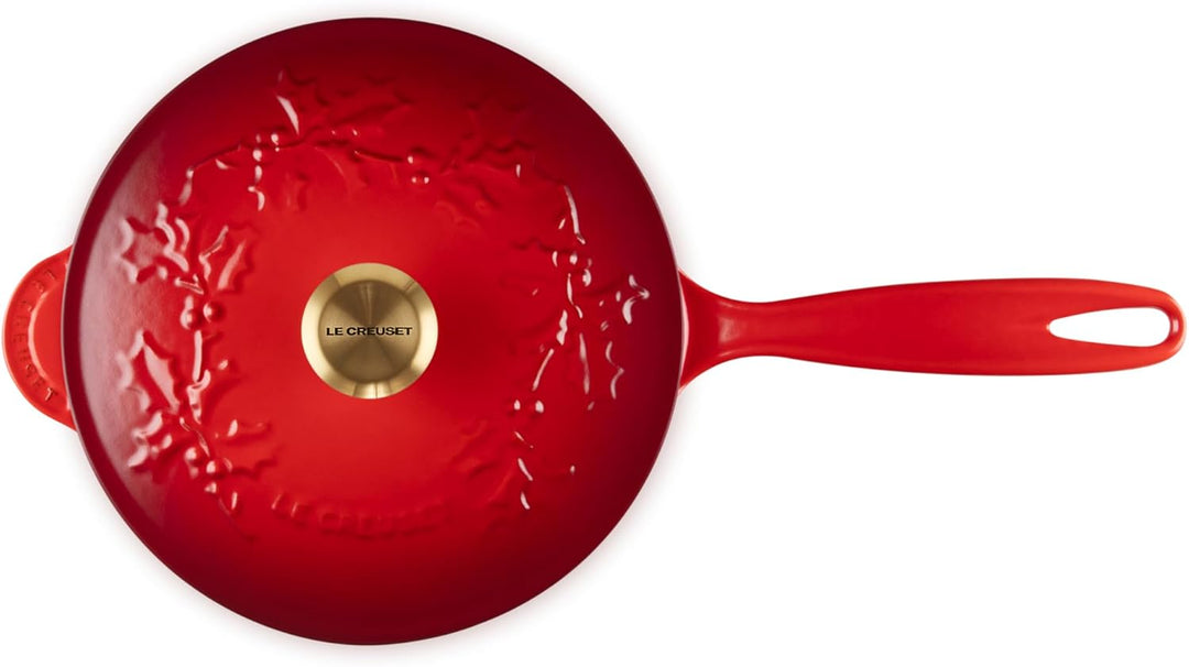 Le Creuset Stechpalmen-Untertasse aus emailliertem Gusseisen, 2,25 qt, Kirschrot mit goldfarbenem Kn