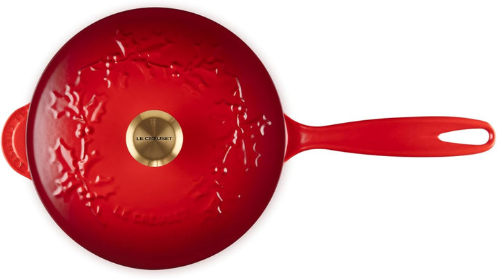 Le Creuset Stechpalmen-Untertasse aus emailliertem Gusseisen, 2,25 qt, Kirschrot mit goldfarbenem Kn