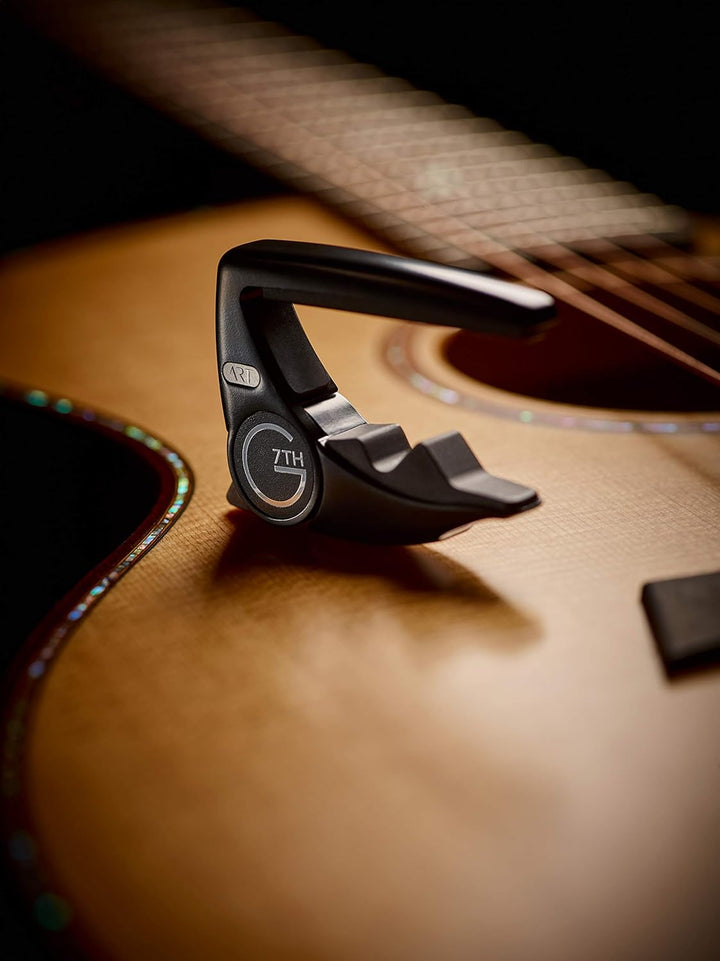 G7th 6635813 Performance 3 Capo mit ART (Steel String Satin Black), 63 g/2,2 Unzen. Unauffällig und