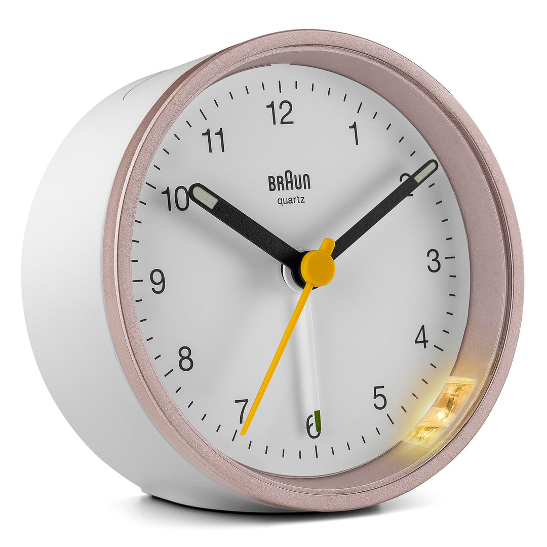 Braun Klassischer analoger Wecker Schlummerfunktion und Licht, ruhiges Quarzuhrwerk, Crescendo-Alarm