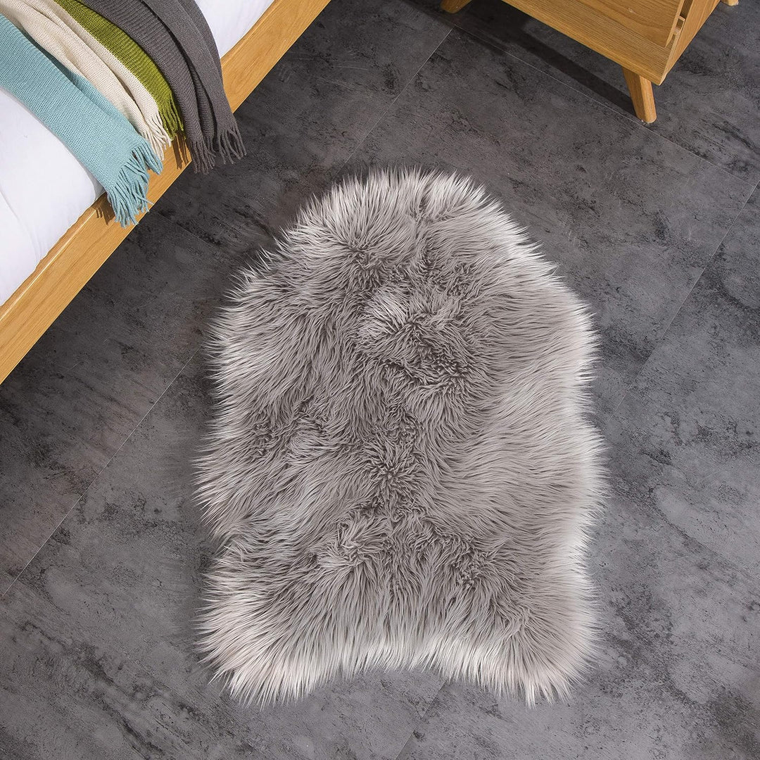 Teppich Wölkchen Lammfell Kunst-Fell-Teppich | Hochflor Deko Schaffell als Flauschiger Bett-Vorleger