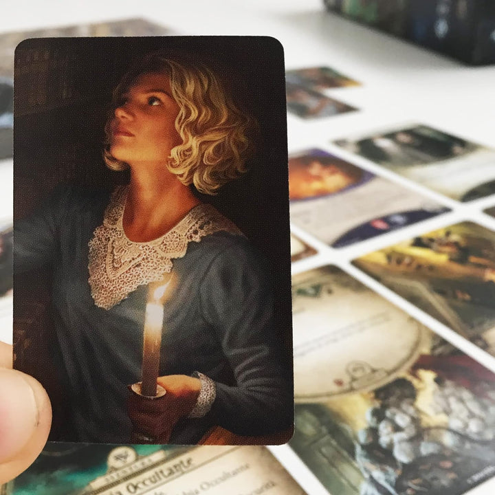 Asmodee - Arkham Horror: Das Kartenspiel, LCG, Basisset aktualisiert 2021-1-4 Spieler, 14+ Jahre, En