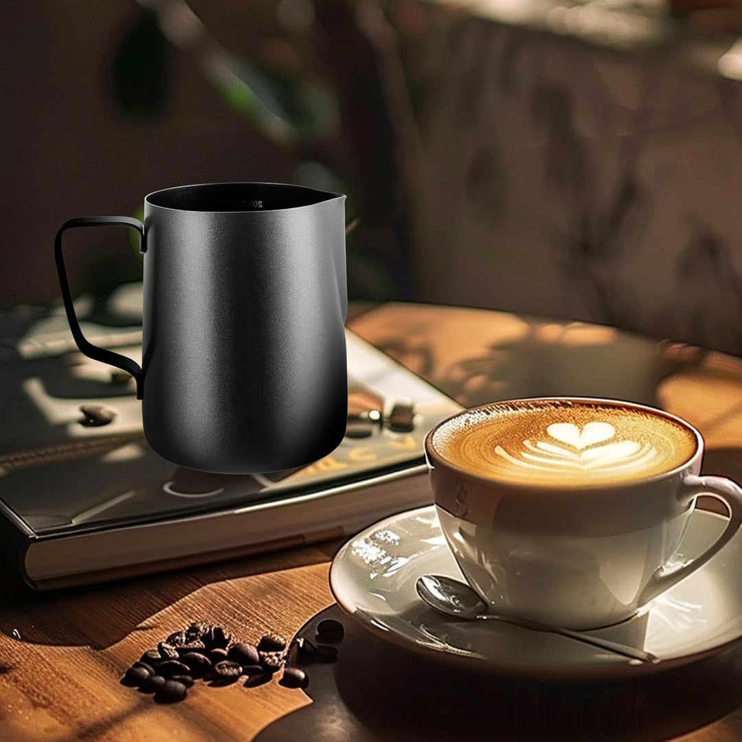 APACALI 2 Stück Milchkännchen Edelstahl Schwarz, Barista Milchschaumkännchen mit Messung Mark und La