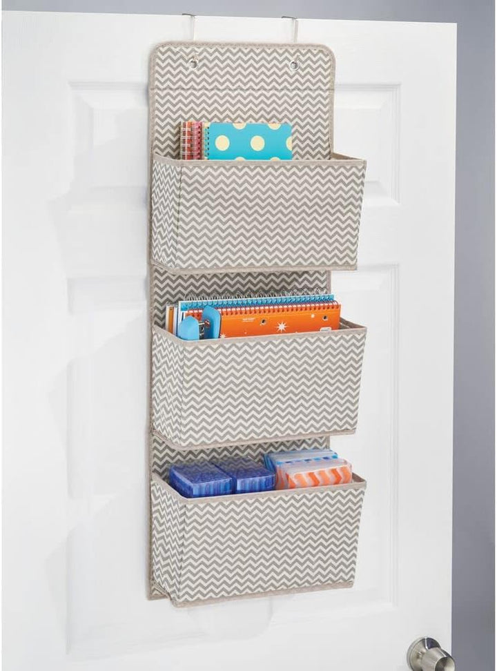 mDesign Schrank-Organizer in Chevron-Muster – Hängeorganizer mit 3 Fächern aus atmungsaktivem Polypr