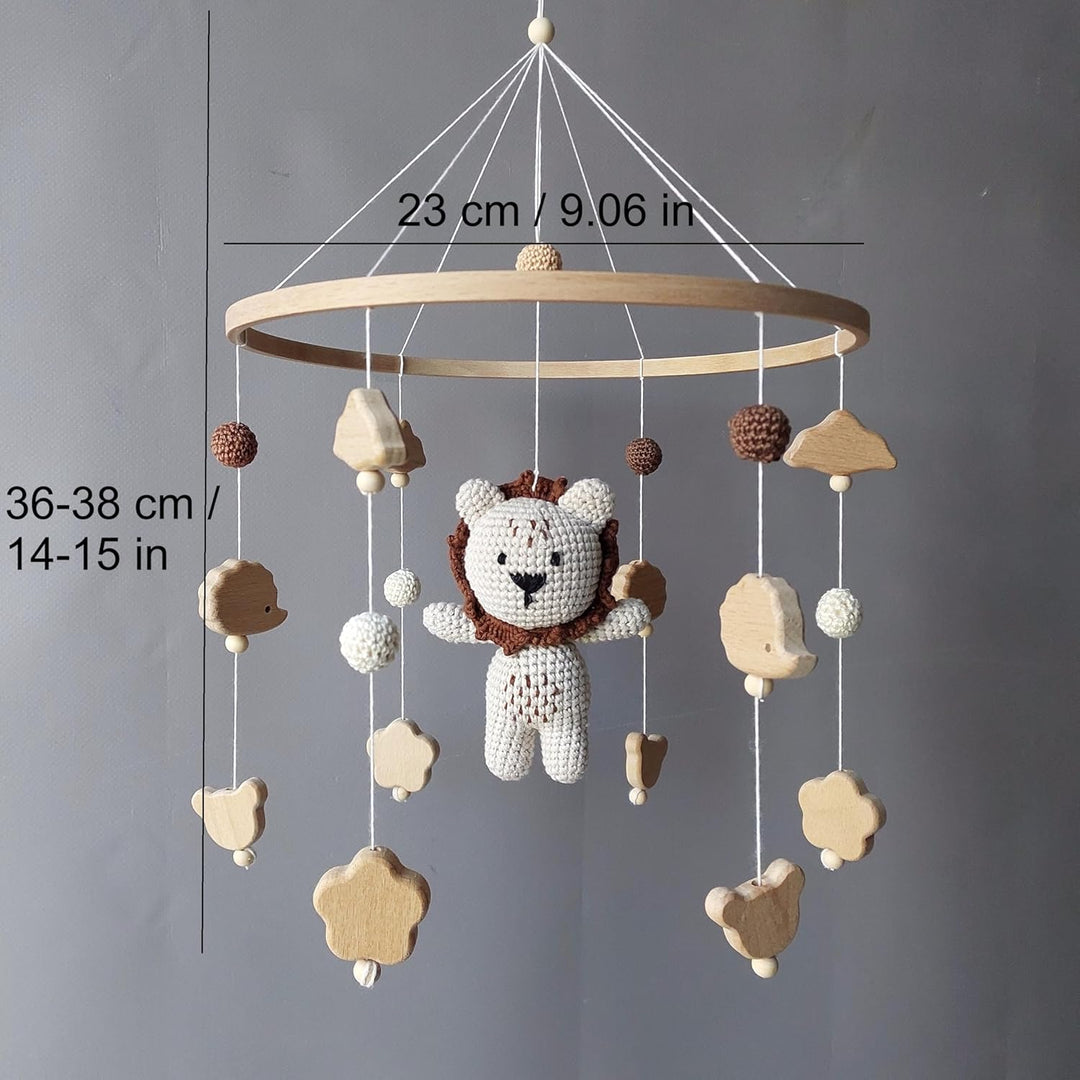 Handgemachtes Baby Mobile in Braun mit gehäkeltem Löwen – Kinderbett Mobile aus Holzperlen, Blättern