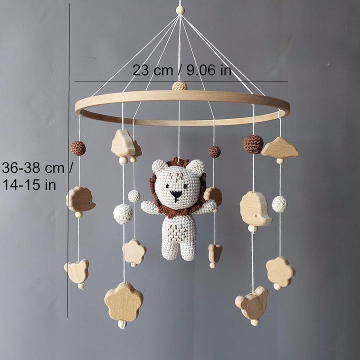 Handgemachtes Baby Mobile in Braun mit gehäkeltem Löwen – Kinderbett Mobile aus Holzperlen, Blättern