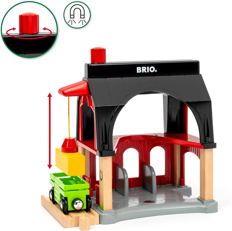 BRIO 36012 - Tierscheune mit Heuwaggon - Zubehör zum Zugset für Kinder ab 3 Jahren