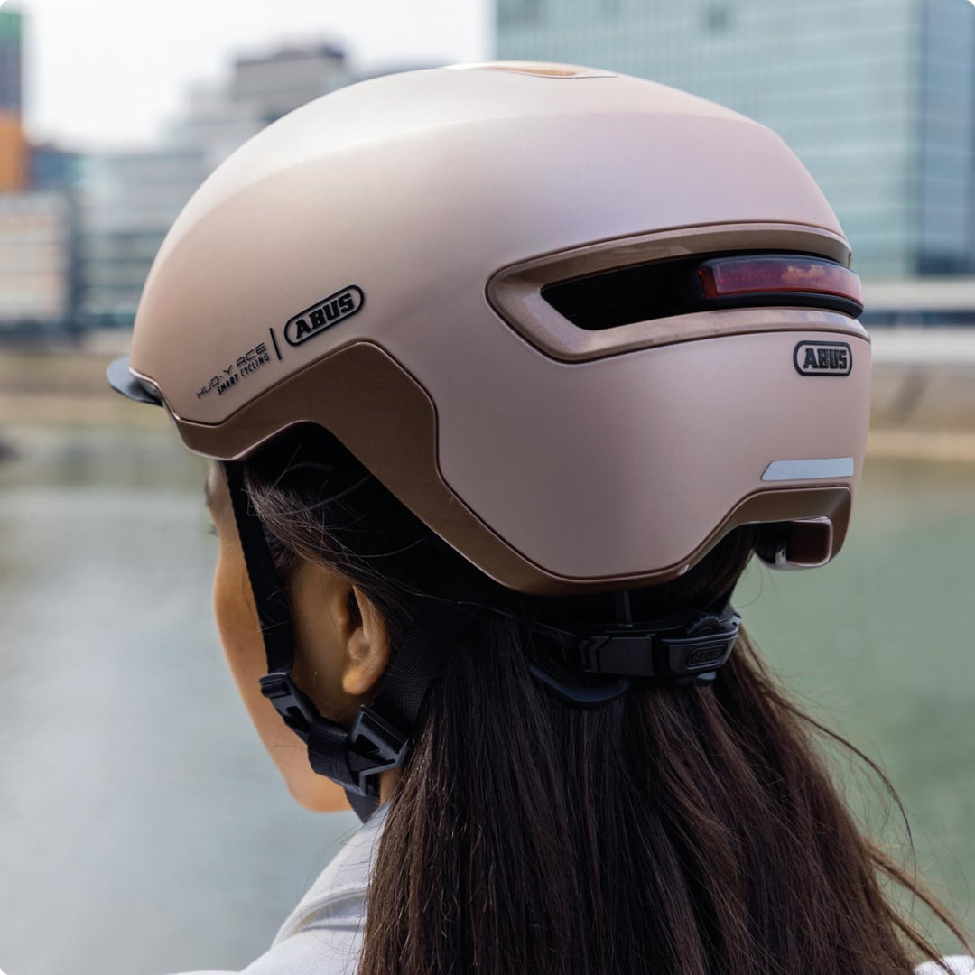 ABUS Urban Helm HUD-Y - mit magnetischem, aufladbarem LED-Rücklicht & Magnetverschluss - Cooler Fahr