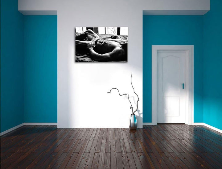 Pixxprint Muskulöser Mann im Bett Kunst B&W als Leinwandbild/Grösse: 100x70 cm/Wandbild/Kunstdruck/f