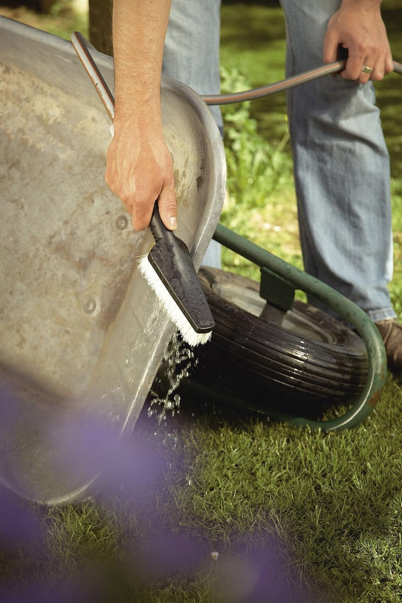 Gardena Handschrubber: Handbürste für robuste Oberflächen, regulierbare Wassermenge, nicht kompatibe