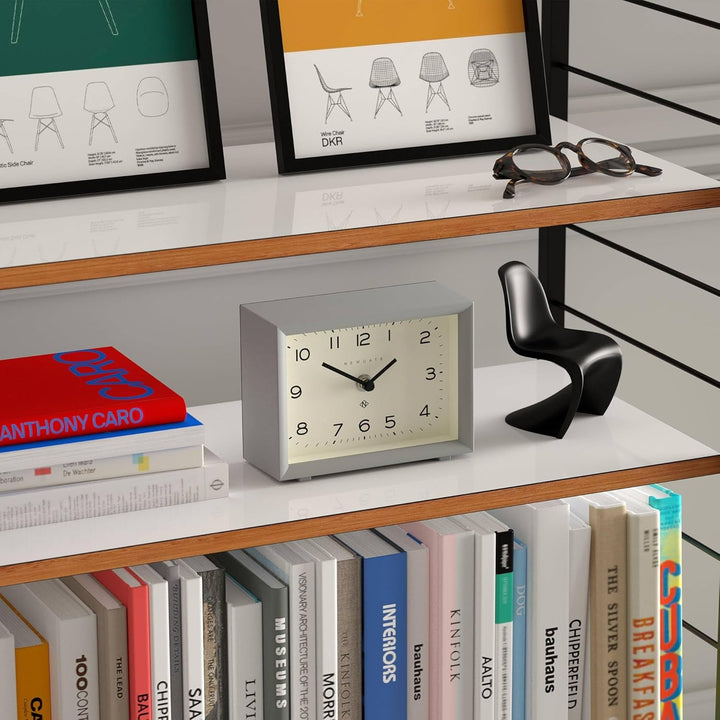 NEWGATE® 'Henry' Kaminuhr - Moderne rechteckige LED-Uhr in Grau, ideal für Schreibtische, Tische, Re