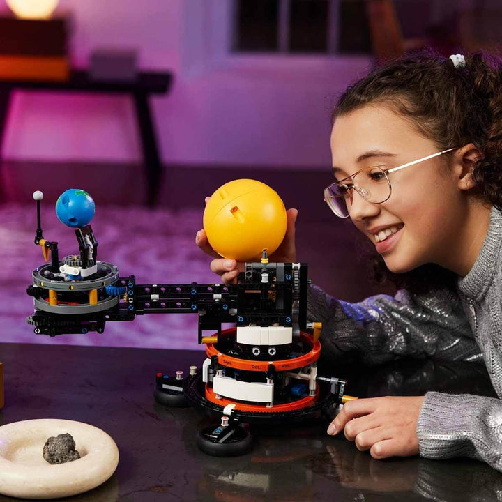 LEGO Technic Sonne Erde Mond Modell Spielset, Geschenk für Kinder ab 10 Jahren, Weltraum Spielzeug z