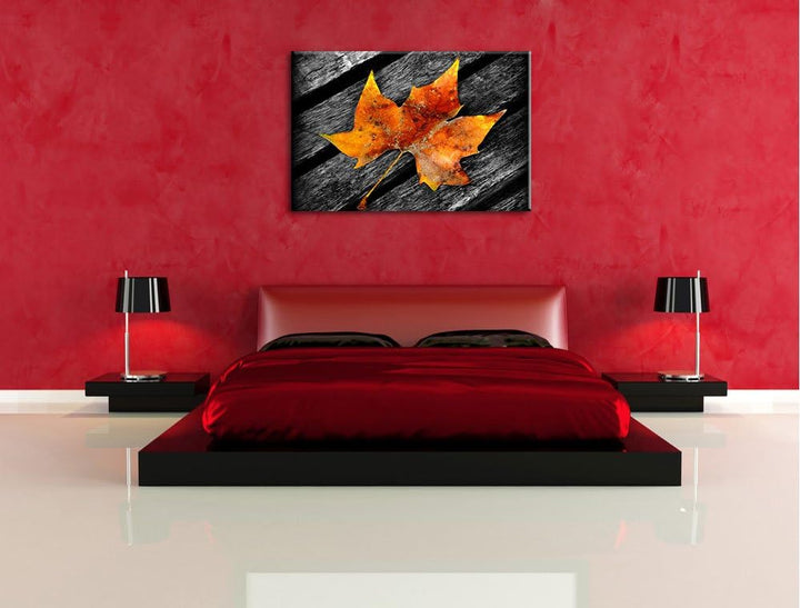 kleines Herbstblatt auf Holz schwarz/weiss auf Leinwand, XXL riesige Bilder fertig gerahmt mit Keilr