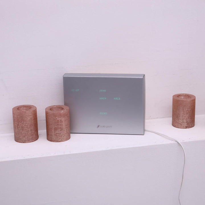 BoxClock Plain Gray – Digitale Tischuhr mit LED-Anzeige, WLAN und verstellbarem Ständer – Schlanke U
