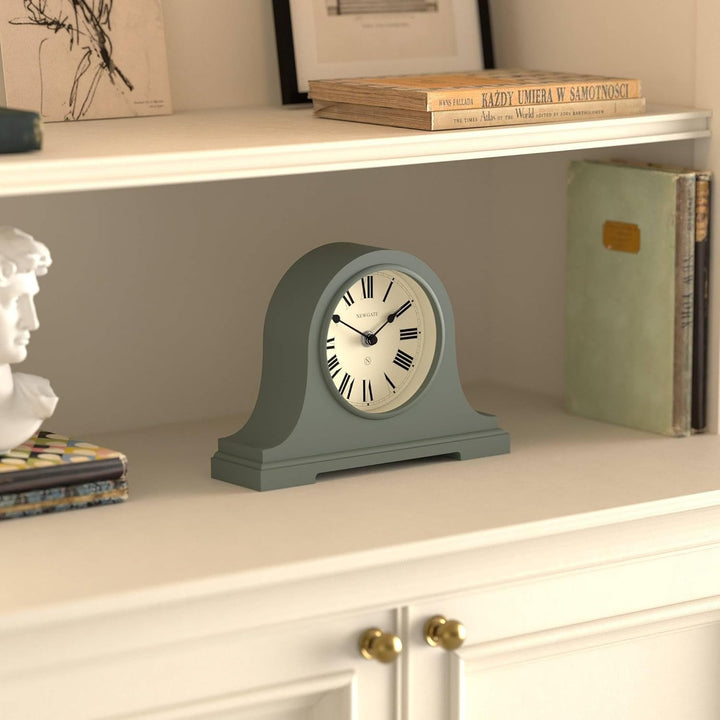 NEWGATE® Broadway Kaminsims Uhr | Klassisches Design des napoleonhutes | Spargel grün | Römische zif