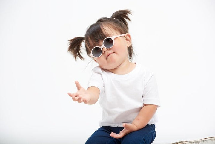 BÉABA, Sonnenbrille für Babys von 9 bis 24 Monaten, 100% UV-Schutz – KAT. 3, Seitenschutz, optimaler