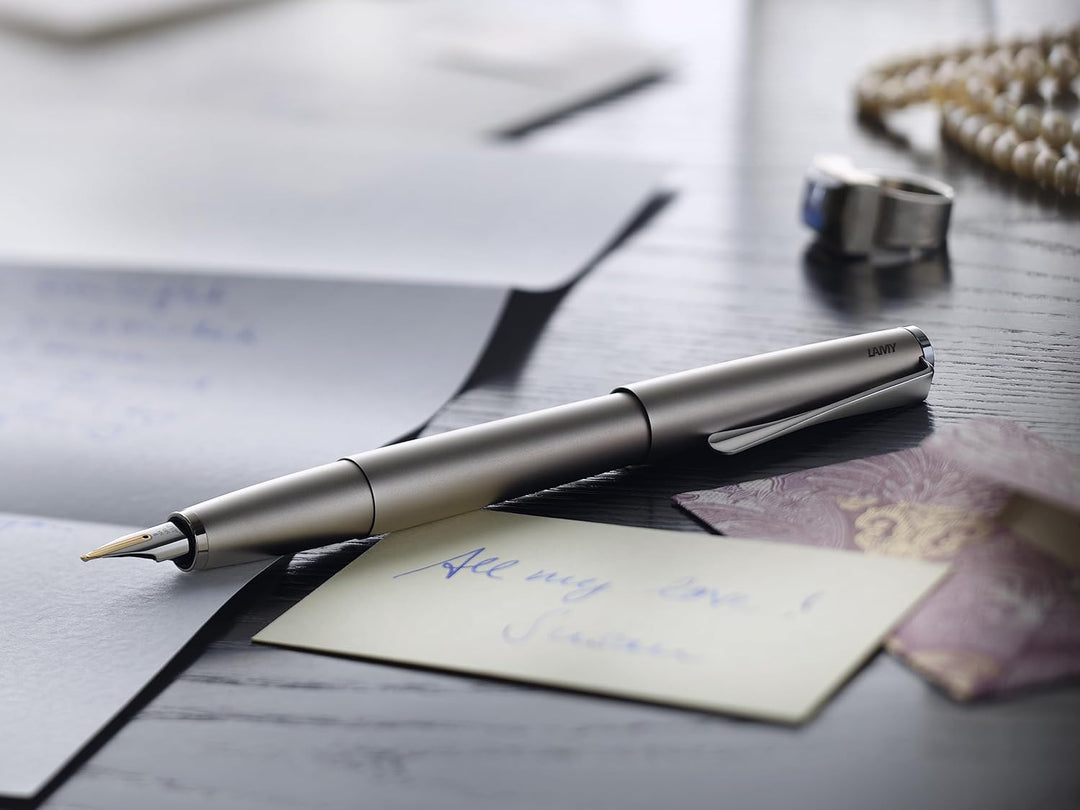 LAMY studio Füllhalter 068 - Füller aus Edelstahl in schwarzem Lack-Finish mit einem polierten Edels