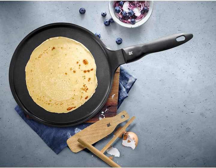 WMF Devil Crepe Pfanne Induktion 27 cm, Crepes Pfanne, Pfannkuchenpfanne mit Teigverteiler und Holzs