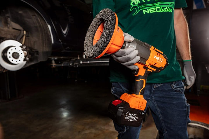 NEO TOOLS Radnabenschleifer I Radnaben Reiniger I ½“-Antrieb | für Pkw und Lieferwagen | Klettversch