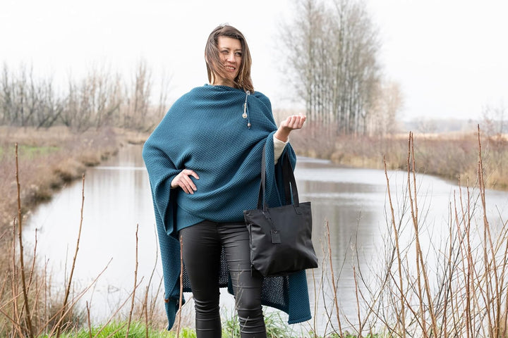 KNIT FACTORY - Jazz Poncho - Elegant Gestrickter Damen Cape - Wickelschal mit Wolle - Hochwertige Qu