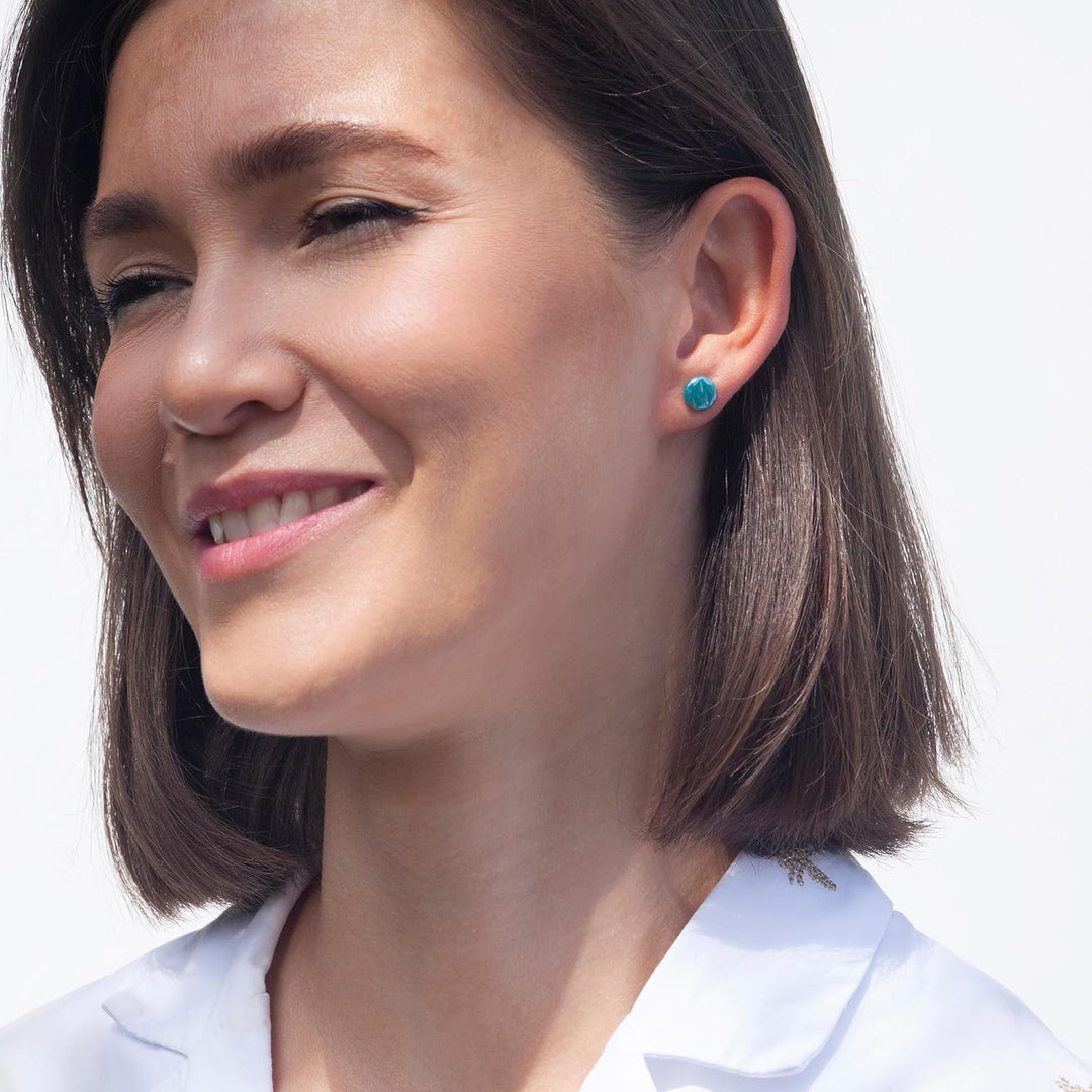 Runde Ohrstecker mit dunkelgrünem Stein in Perlmuttoptik • Bunte Ohrringe für Damen • Nachhaltiger M