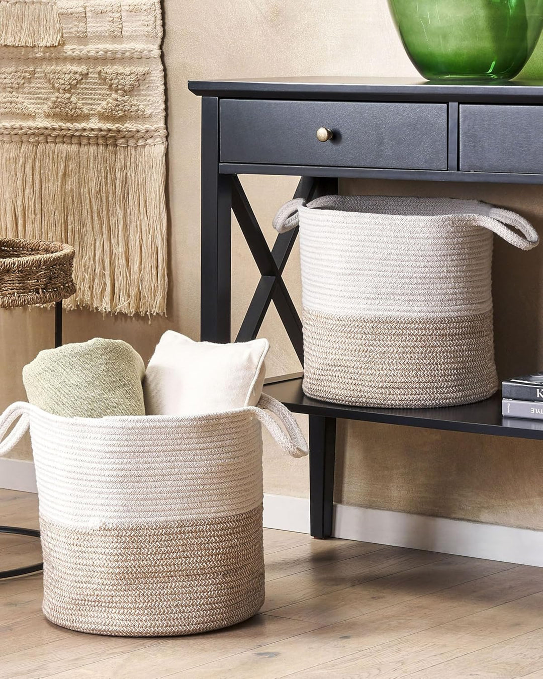 Set aus 2 beige und weissen gewebten Baumwollkörben Pazha