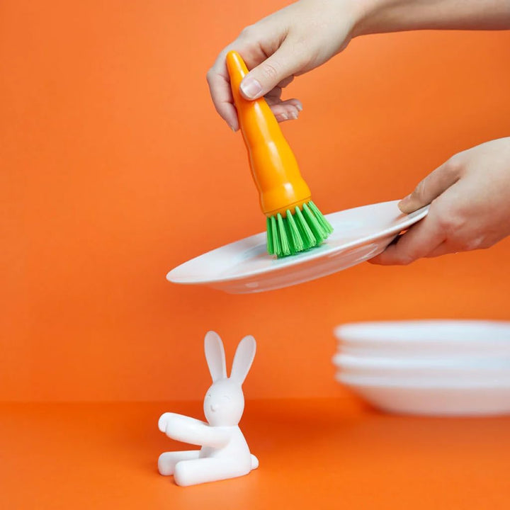Balvi Spülbürste Bunny Bürste in Form Einer Karotte und Halter in Form eines Kaninchens. Geeignet fü