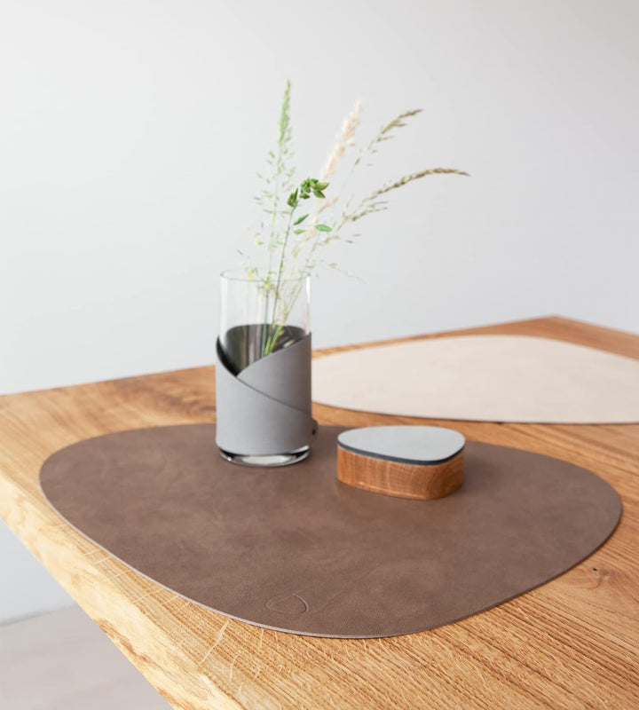 Lind DNA Curve Tischset, Leder, Braun/Sand, 37 x 44 cm 37 x 44 cm Braun/Sand, 37 x 44 cm Braun/Sand