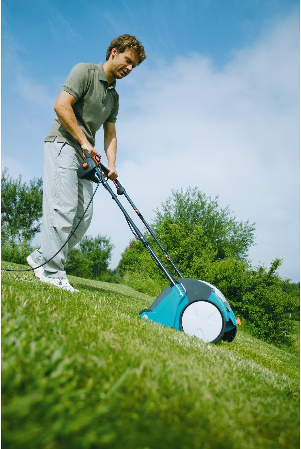 Gardena Elektro-Vertikutierer EVC 1000: Rasenlüfter mit Arbeitsbreite 30 cm, 1000 W, Rasenfläche bis